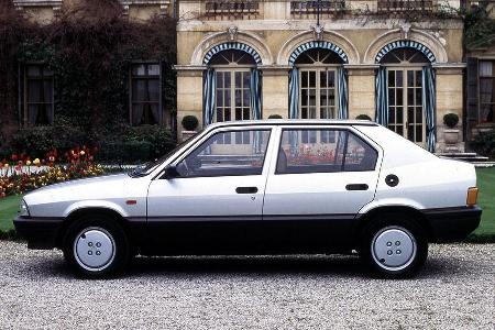 Die Limousinenversion des 33 wurde 866.958 mal gebaut, der Kombi namens Giardinietta lief 122.366 mal vom Band.