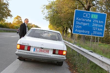Mercedes-Benz 380 SE, Heckansicht, Alf Cremers, Autobahnschild