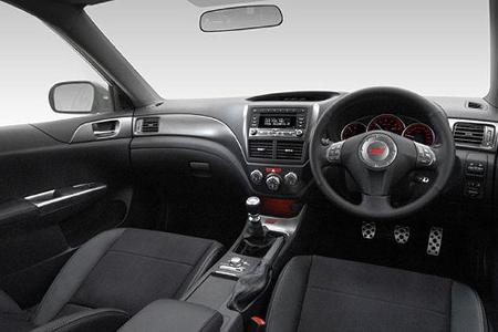 Ergonomie und Wertigkeit des Innenraums gehen in Ordnung.