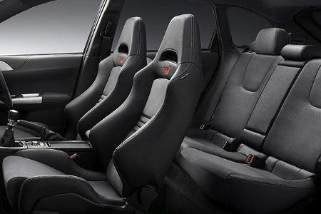 Gute Sitze von Recaro, die viel Seitenhalt bieten.