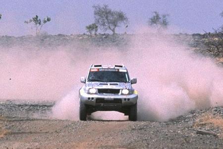 2000 startet die Rallye erstmals in Dakar, Ziel ist Kairo.