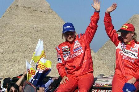 Jutta Kleinschmidt und Tina Thörner im Ziel in Kairo - Fünfter Platz.