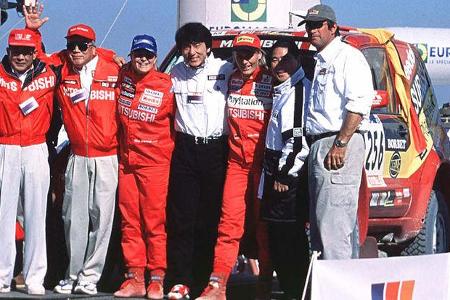 2000: Hollywood-Star Jackie Chan schaut vorbei.