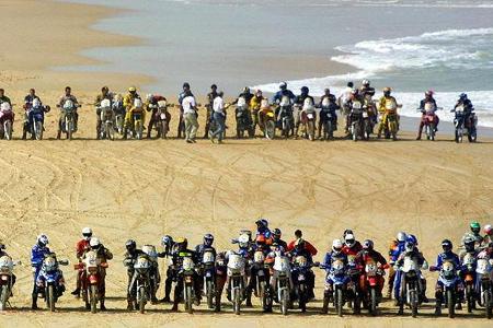 Die Motorradfahrer beim Etappenstart.