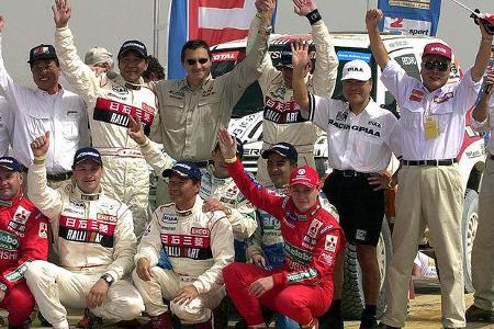 Historischer Erfolg: Das Team Mitsubishi freut sich.