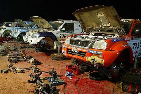 Antriebswellen, Stoßdämpfer und viele weitere Verschleißteile werden ausgetauscht.