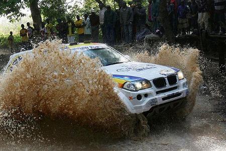 Wüstensand wechselt sich mit Flussdurchfahrten ab.