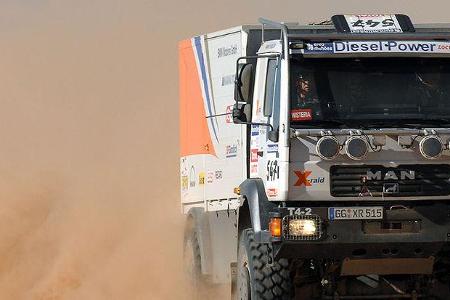 Schweres Gerät pflügt sich durch die Wüste.