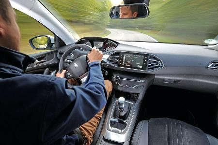 Peugeot 308 e-HDi 115, Cockpit, Fahrersicht