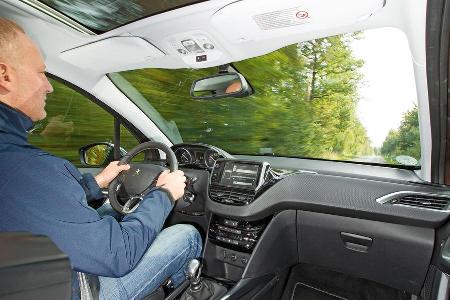 Peugeot 2008 e-HDi 115, Cockpit, Fahrersicht