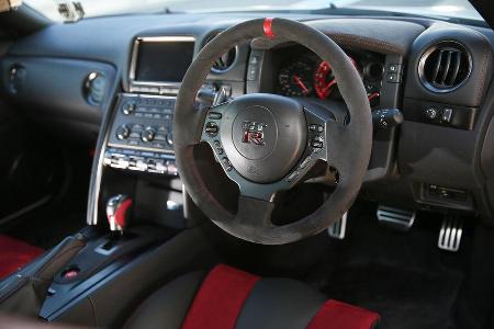 Nissan GT-R, Lenkrad, Cockpit