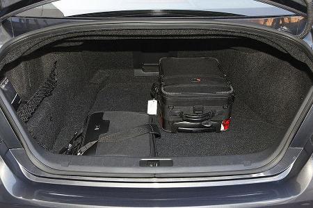 Infiniti M30 d Kofferraum