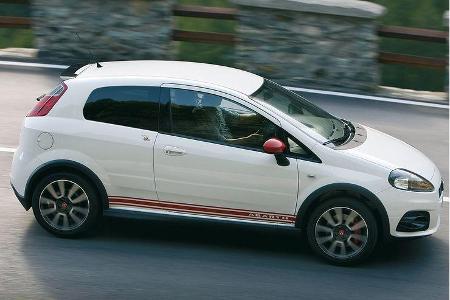 Grande Punto Abarth: 17-Zoll-Räder, dezenter Heckspoiler und rotes Schriftband.