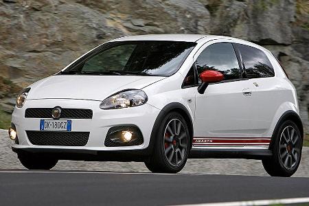 Besonders sind die Stoßstange samt integrierten Fernscheinwerfern und Lufteinlässen in exklusivem Abarth-Design, Kotflügelve...