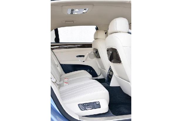 Bentley Flying Spur, Rcksitz, Beinfreiheit
