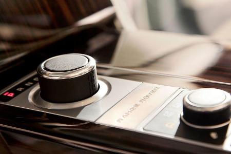 Der V8-Diesel ist mit einer sanft schaltenden Achtgangautomatik gekoppelt, die per Drehrad auf der Mittelkonsole gesteuert w...