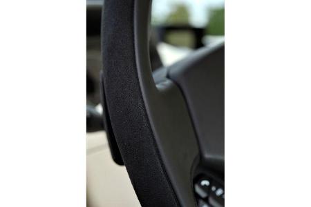 Aston Martin Vanquish, Lenkrad, Kippschalter