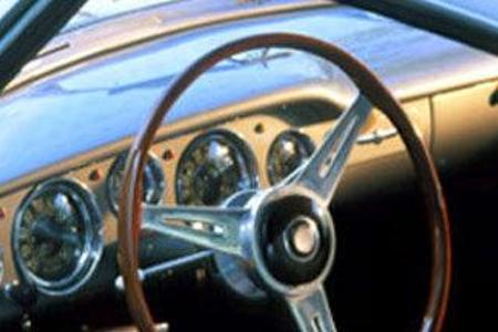 Rein in der Form, funktional im Gebrauch â und äußerst betörend für die Sinne: Pinin Farina gönnt dem Piloten pure Lust.