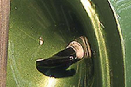 Entriegelungshebel für die Motorhaube an der B-Säule der Fahrertür.