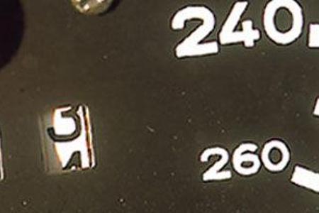 Die Skala des ebenso wie die anderen Instrumente zeitlos schön gezeichneten Tachometers reicht bis 260 km/h. Erreicht werden...