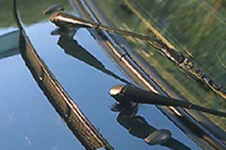 Die Belüftungshutze in der Kofferraumhaube ist ein zweckmäßiges Stilmittel. An der steil stehenden Windschutzscheibe und den...