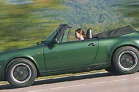 Lockerer Trab am langen Zügel. Diese Gangart passt am besten zum Cabrio. Sanft bewegt, fügt er sich wunderbar in die Landsch...