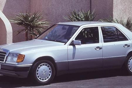 Die Mittelklasse (W124) zeichnet sich optisch durch Flankenschutz-Flächen aus.