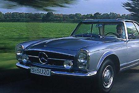 Geschlossen verwandelt sich der 230 SL in ein attraktives Coupé, das Hardtop kostete Aufpreis.