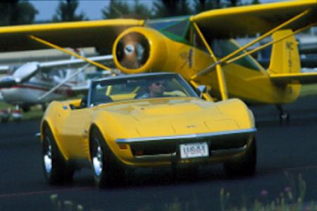 Chevrolet Corvette Stingray 454 und eine Fairchild von 1937