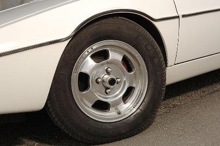 Vorne trägt der elegante Esprit 195/70 R 14, hinten dürfen es zehn Millimeter mehr sein.