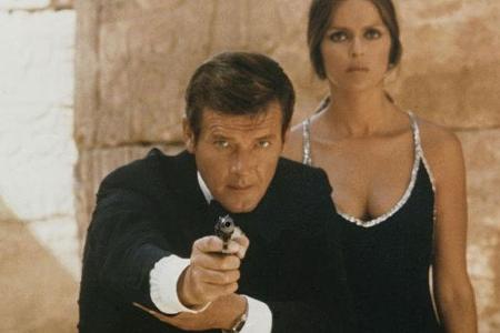 Roger Moore und Barbara Bach in Aktion: Sie sieht hübsch aus und er beschützt sie heldenhaft, um kurz danach belohnt zu werden.