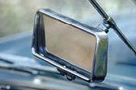 Viele Details des E-Type Serie 1 sind Relikte der 50er: der filigrane Innenspiegel,...