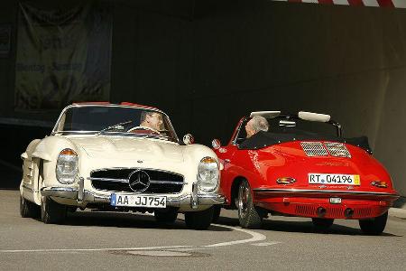 Die Traumwagen der Sechziger treffen sich auf der Landstraße zum Vergleich.