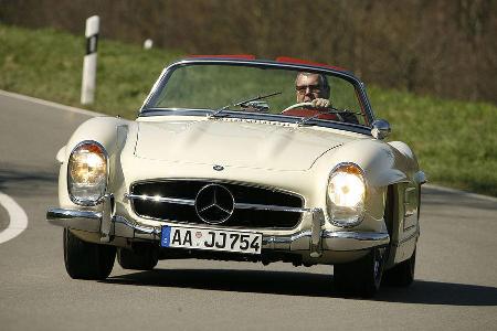 Unter der Motorhaube aus Aluminium arbeitet lautstark eine reinrassige Rennmaschine.