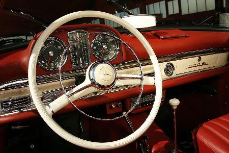 Und heute staunen wir über den makellosen Innenraum und das informative Uhrensammlung.