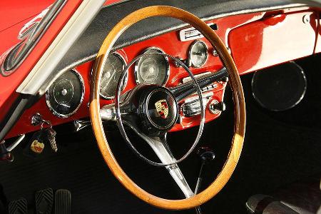 Das Holzlenkrad mit aufwendiger Verzahnung des Kranzes gehört zur Serienausstattung des Carrera.