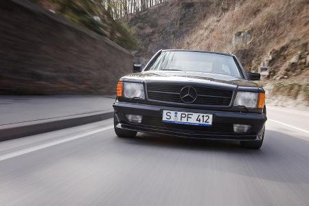 Frontansicht eines Mercedes-Benz 500 SEC-AMG, Baujahr 1982 in Fahrt