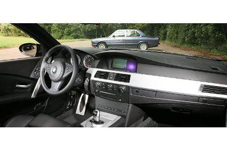 Während der M 535i-Pilot bereits fröhlich pfeifend um die Kurven wedelt, ist der M5-Fahrer noch mit Programmieren beschäftigt.