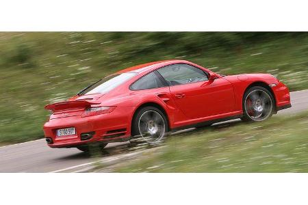 Einen Turbo von heute lenkt man zur Not mit zwei Fingern. Das Auto folgt widerspruchslos den Zielvorgaben, egal ob bei Tempo...