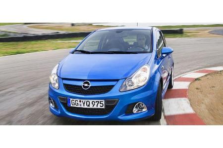 Er schöpft aus 1,6 Liter Hubraum 192 PS sowie 266 Newtonmeter Drehmoment und legt auch sonst eine äußerst flotte Sohle aufs ...