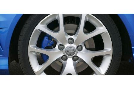 Es pflegt den gekonnten Spagat, dem Kleinen ein großes fahrdynamisches Herz zu bescheren, ohne ihm tückische Gemeinheiten mi...