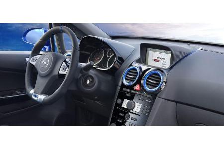 Das schlüssige Instrumentenbrett zieren Klavierlackeinlagen, dirigiert wird der 225 km/h schnelle OPC-Brenner mit einem grif...