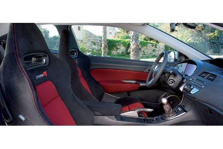 Die Schalensitze passen perfekt. Rot eingefärbte Elemente an Tür und Sitz sollen Sportlichkeit vermitteln.