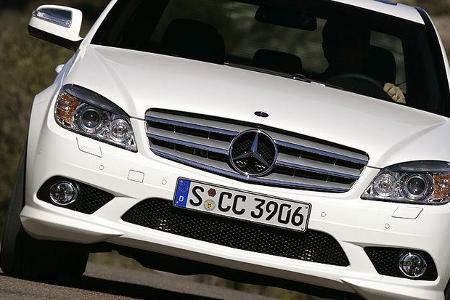 Front- und Heckschürze sind im AMG-Look gehalten. Ebenso die 17-Zoll-Räder.