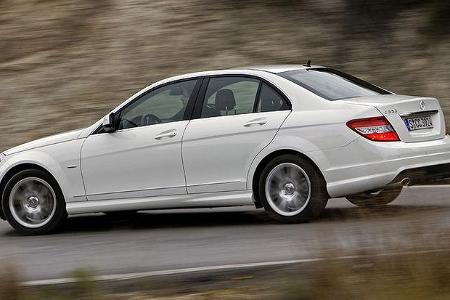 Ein Sportfahrwek, eine direktere Parameterlenkung und Mischbereifung (225/45 + 245/40) machen die C-Klasse deutlich fahrakti...