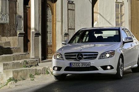 Die Avantgarde-Variane folgt der sportlichen Diktion und trägt dem Stern im üppig verchromten Grill.