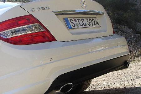 Die zweiflutige Auspuffanlage sorgt für bassigen Sechszylinder-Sound.