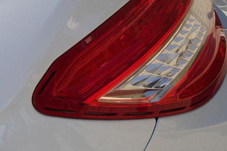 Der größte Clou laut MB-Presse: Dank kleinen Abluftkanälen in den Rückleuchten und gezielter Luftführung unter dem Fahrzeug ...