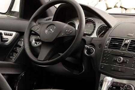 Das Cockpit präsentiert sich übersichtlich und gut verarbeitet. Das Drei-Speichen-Lenkrad ist im AMG-Paket enthalten.