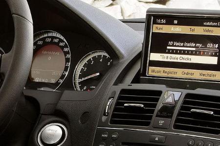 Der Monitor des Command-Systems fährt nur bei Bedarf aus und sitzt blickgünstig oberhalb der Lüftungsdüsen.